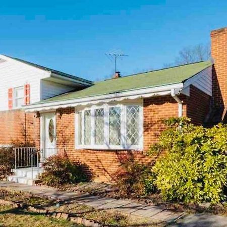 Newly Renovated Charming Home With Parking フォートワシントン エクステリア 写真