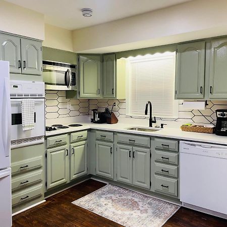 Newly Renovated Charming Home With Parking フォートワシントン エクステリア 写真