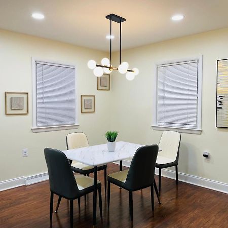 Newly Renovated Charming Home With Parking フォートワシントン エクステリア 写真