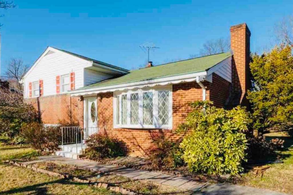 Newly Renovated Charming Home With Parking フォートワシントン エクステリア 写真