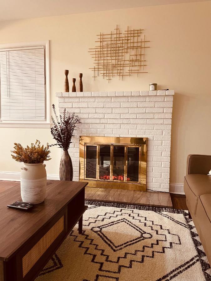 Newly Renovated Charming Home With Parking フォートワシントン エクステリア 写真