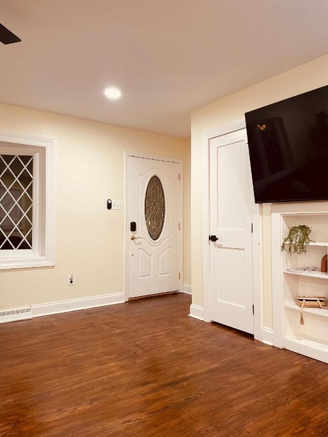 Newly Renovated Charming Home With Parking フォートワシントン エクステリア 写真