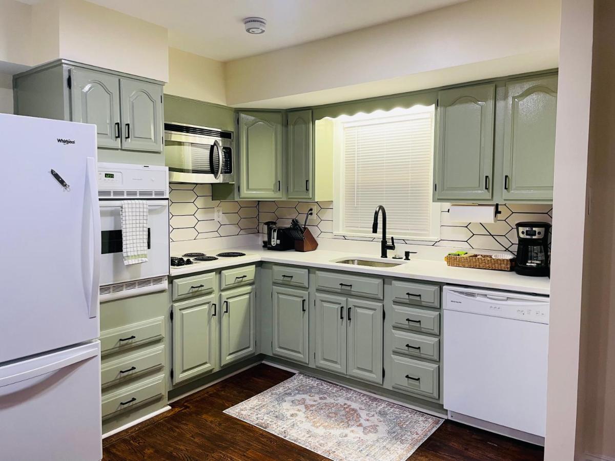 Newly Renovated Charming Home With Parking フォートワシントン エクステリア 写真