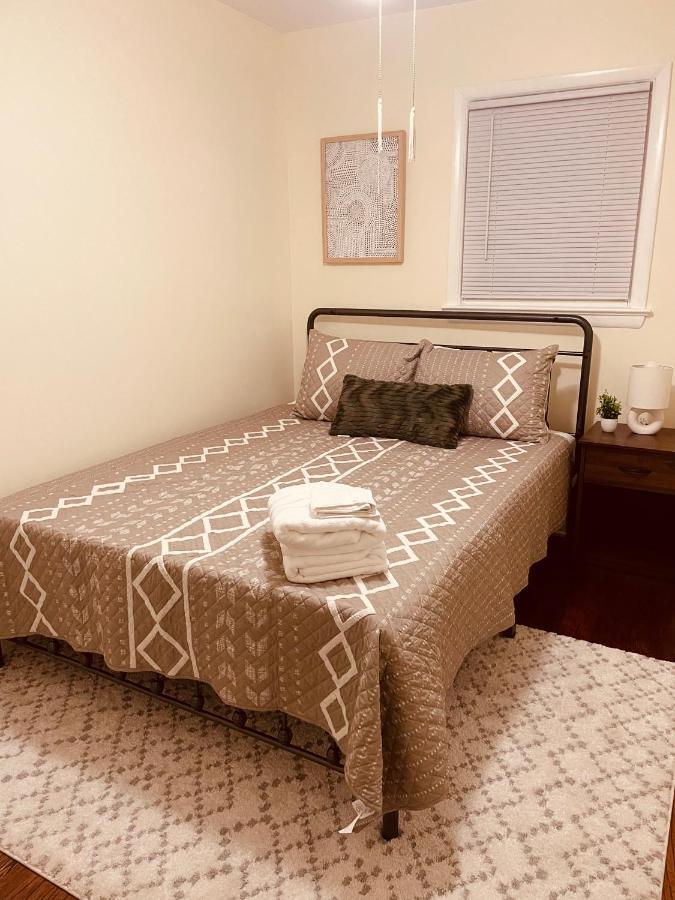 Newly Renovated Charming Home With Parking フォートワシントン エクステリア 写真