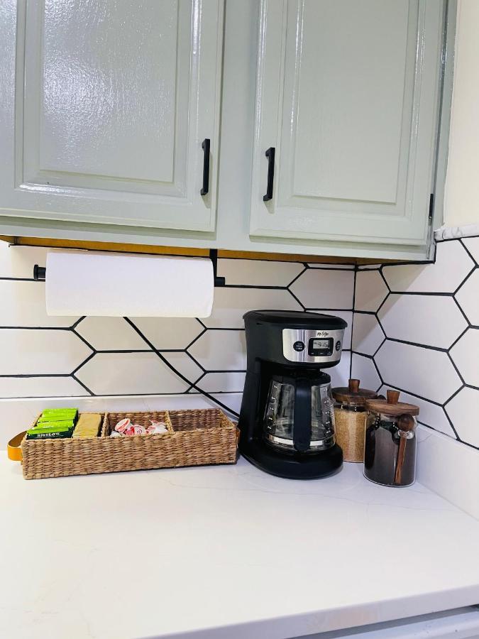 Newly Renovated Charming Home With Parking フォートワシントン エクステリア 写真