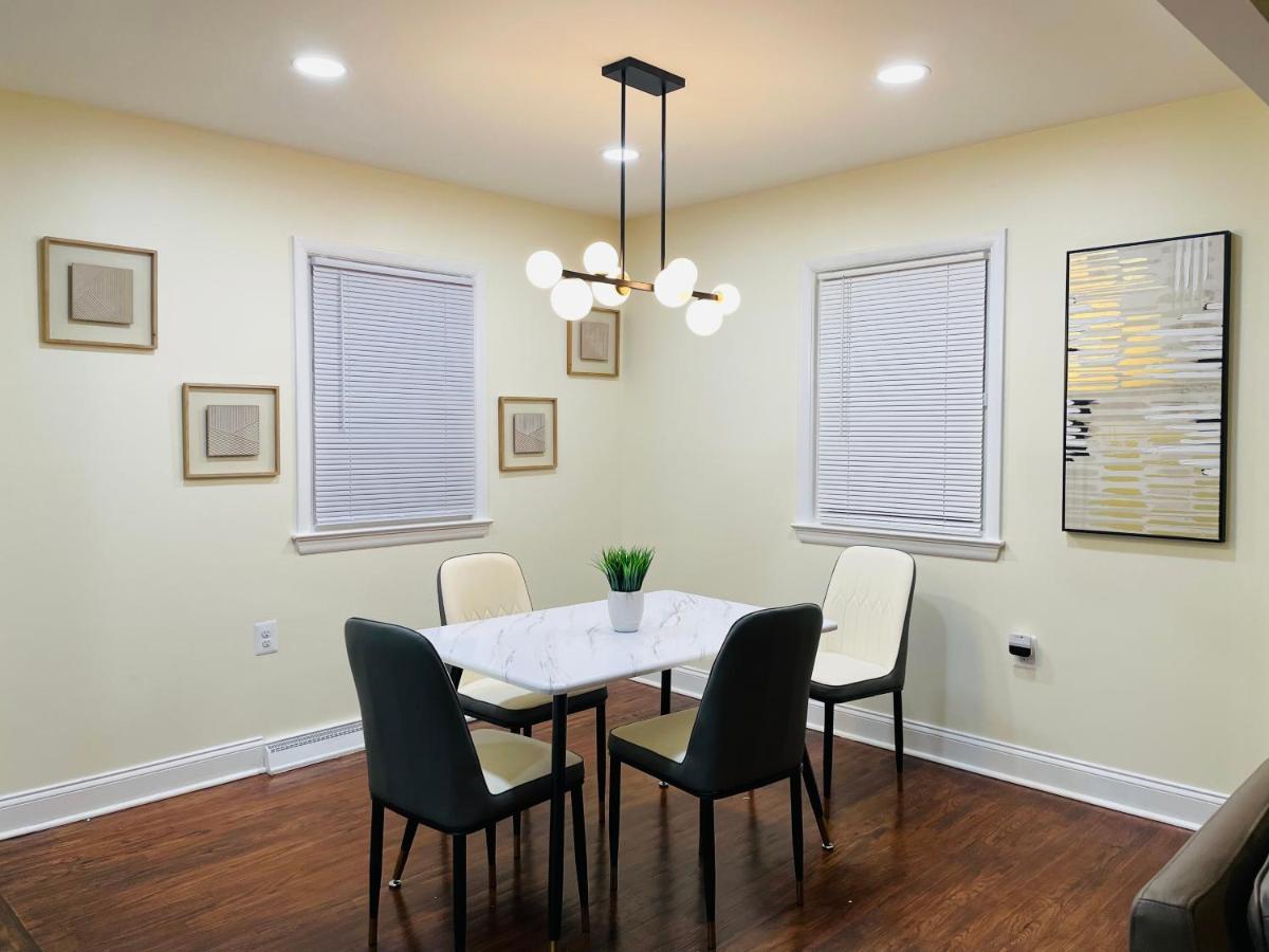 Newly Renovated Charming Home With Parking フォートワシントン エクステリア 写真
