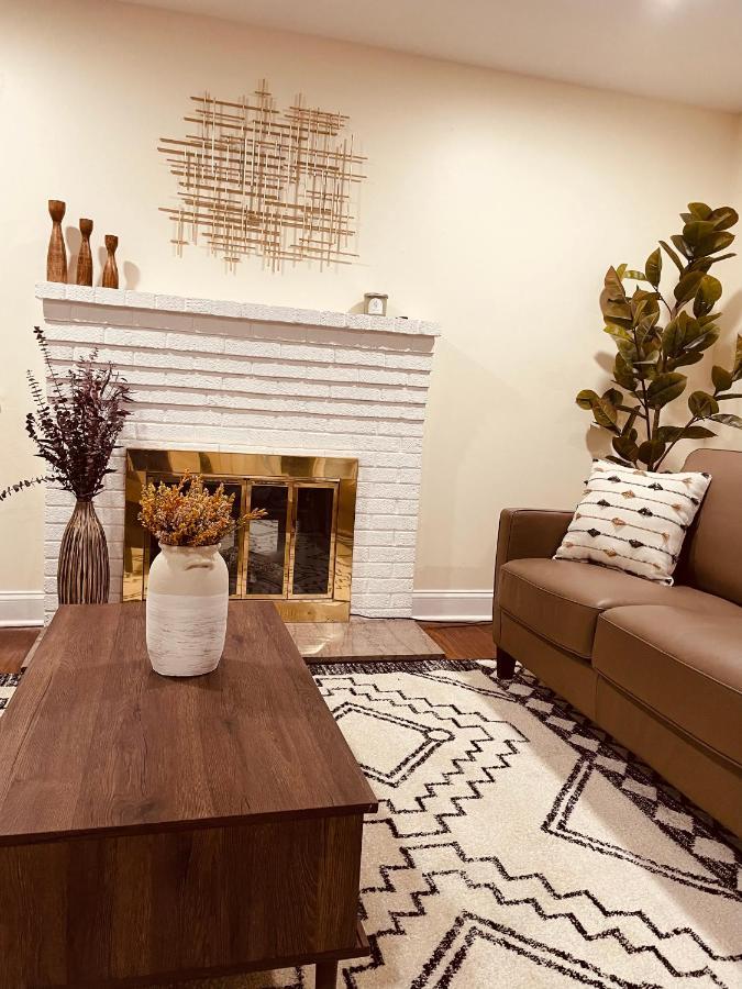 Newly Renovated Charming Home With Parking フォートワシントン エクステリア 写真